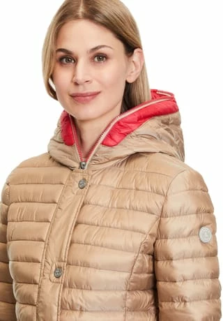 AMBER & JUNE Steppjacke Mit Kapuze Golden Sand 8 AMBER & JUNE Steppjacke Mit Kapuze Golden Sand – Bild 6