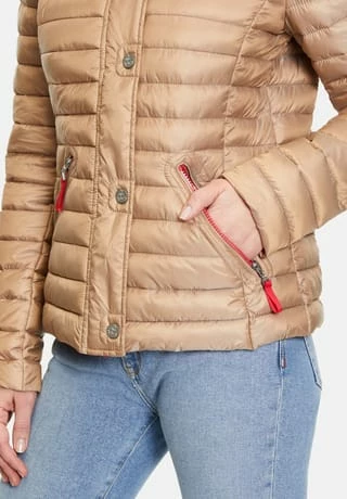 AMBER & JUNE Steppjacke Mit Kapuze Golden Sand 11 AMBER & JUNE Steppjacke Mit Kapuze Golden Sand – Bild 9