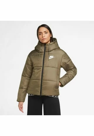 NIKE SPORTSWEAR Steppjacke NSW Reißverschluss,Reißverschluss-Tasche Damen Medium Olive-black-white 6 NIKE SPORTSWEAR Steppjacke NSW Reißverschluss,Reißverschluss-Tasche Damen Medium Olive-black-white – Bild 4
