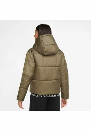 NIKE SPORTSWEAR Steppjacke NSW Reißverschluss,Reißverschluss-Tasche Damen Medium Olive-black-white 7 NIKE SPORTSWEAR Steppjacke NSW Reißverschluss,Reißverschluss-Tasche Damen Medium Olive-black-white – Bild 5