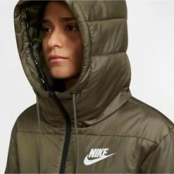 NIKE SPORTSWEAR Steppjacke NSW Reißverschluss,Reißverschluss-Tasche Damen Medium Olive-black-white 13 NIKE SPORTSWEAR Steppjacke NSW Reißverschluss,Reißverschluss-Tasche Damen Medium Olive-black-white -ONLY Geschäft unnamed file 1651