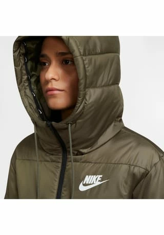 NIKE SPORTSWEAR Steppjacke NSW Reißverschluss,Reißverschluss-Tasche Damen Medium Olive-black-white 8 NIKE SPORTSWEAR Steppjacke NSW Reißverschluss,Reißverschluss-Tasche Damen Medium Olive-black-white – Bild 6